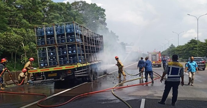 Penyebab Truk Galon Terbakar di Tol Jagorawi: Percikan Api dari Ban Meledak